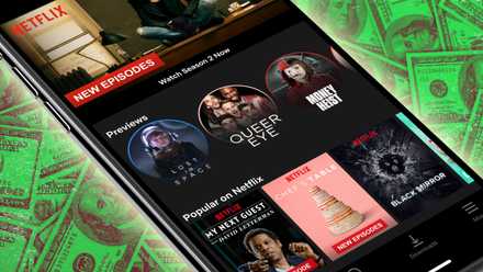 Un telefono con l'app Netflix aperta che carica banconote da 100 dollari