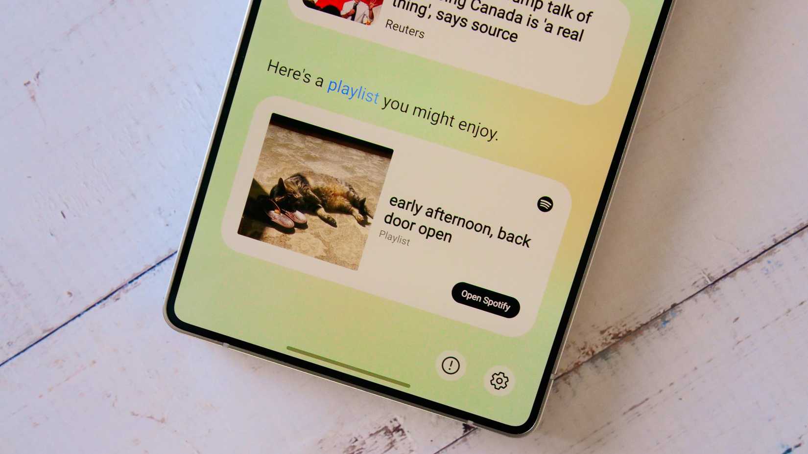 قائمة تشغيل Spotify عشوائية معروضة في Now Summary على هاتف Galaxy S25 Ultra.