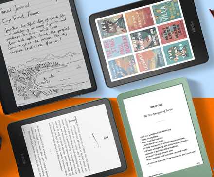 Alguns Kindles lado a lado e alguns livros ao lado deles.