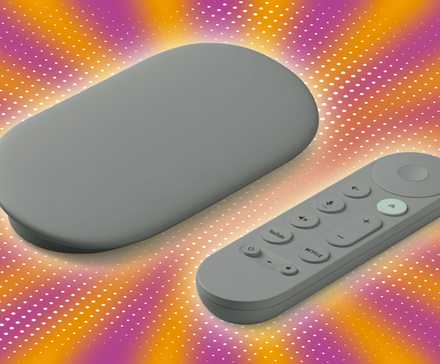 Dispositivo Google TV Streamer com o controle remoto em um fundo multicolorido