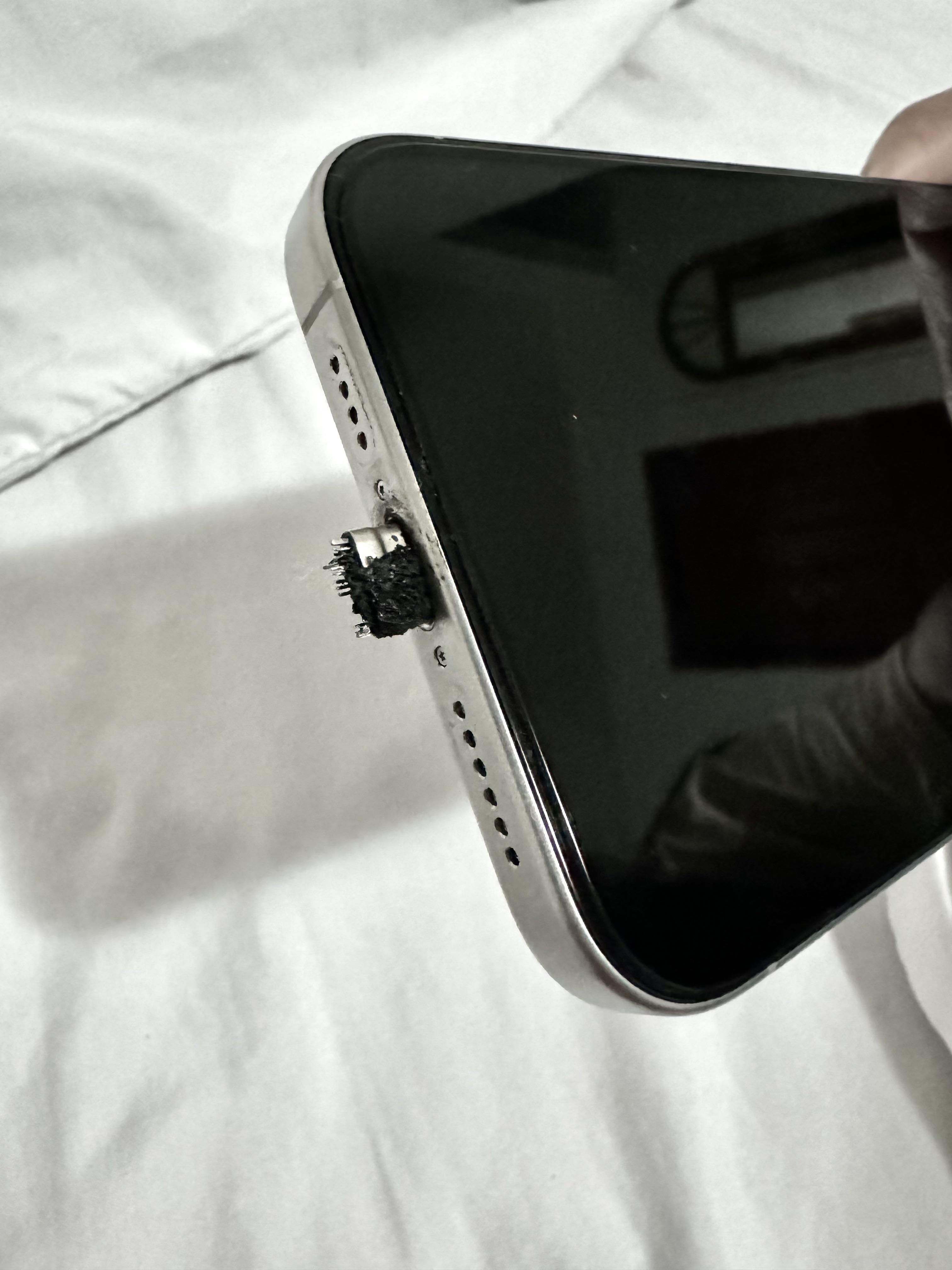 4 risks you take when you use counterfeit chargers and cables