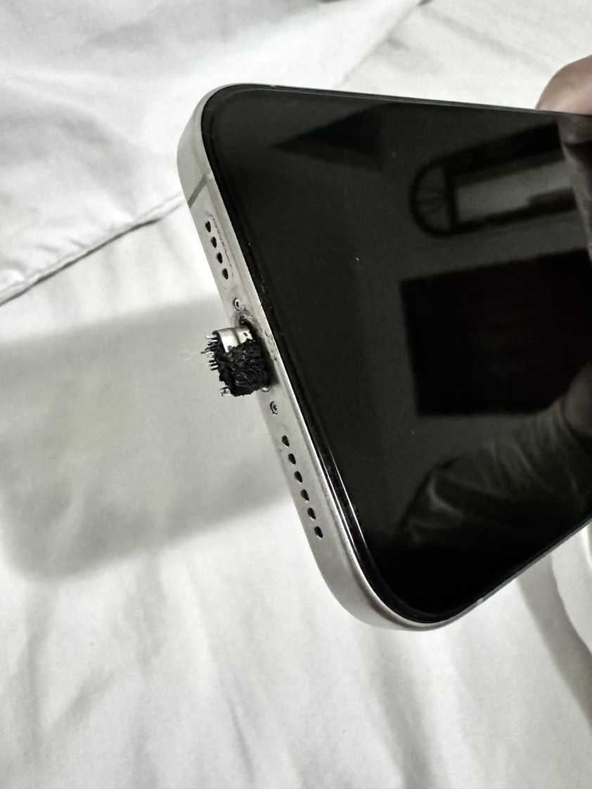Socket Iphone Issue 4 risks you take when you use counterfeit chargers and cables