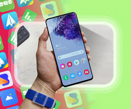 Uma mão segurando um telefone e vários aplicativos em segundo plano.