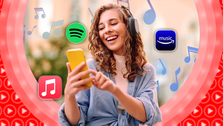 Una donna felice che indossa le cuffie e ascolta musica mentre tiene in mano il telefono, con i loghi Apple Music, Spotify e Amazon Music intorno a lei e diversi loghi YouTube Music sfocati sullo sfondo.