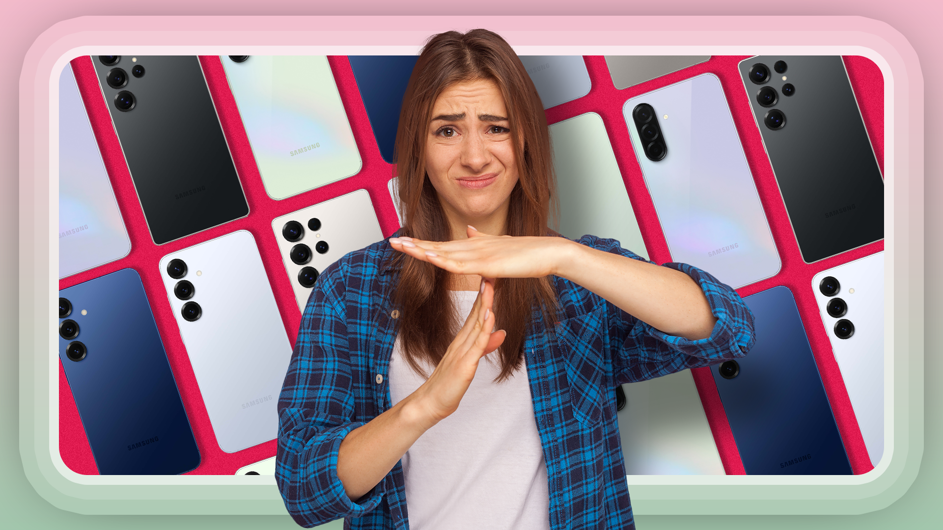 Una donna che fa il gesto di fermarsi con diversi smartphone Samsung sullo sfondo.