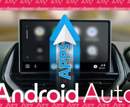Painel do carro exibindo a interface do Android Auto com sobreposição do logotipo rotulado como 'APPs' apontando para cima
