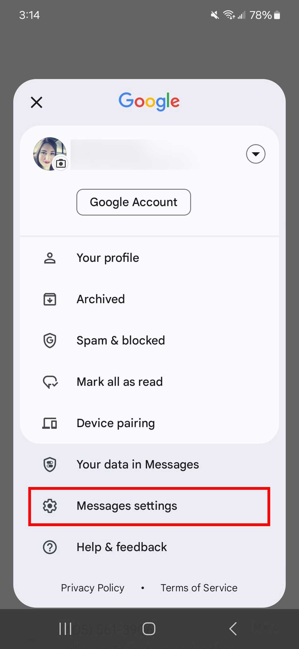 Rettangolo rosso che evidenzia le impostazioni di Messaggi nel profilo del tuo account Google