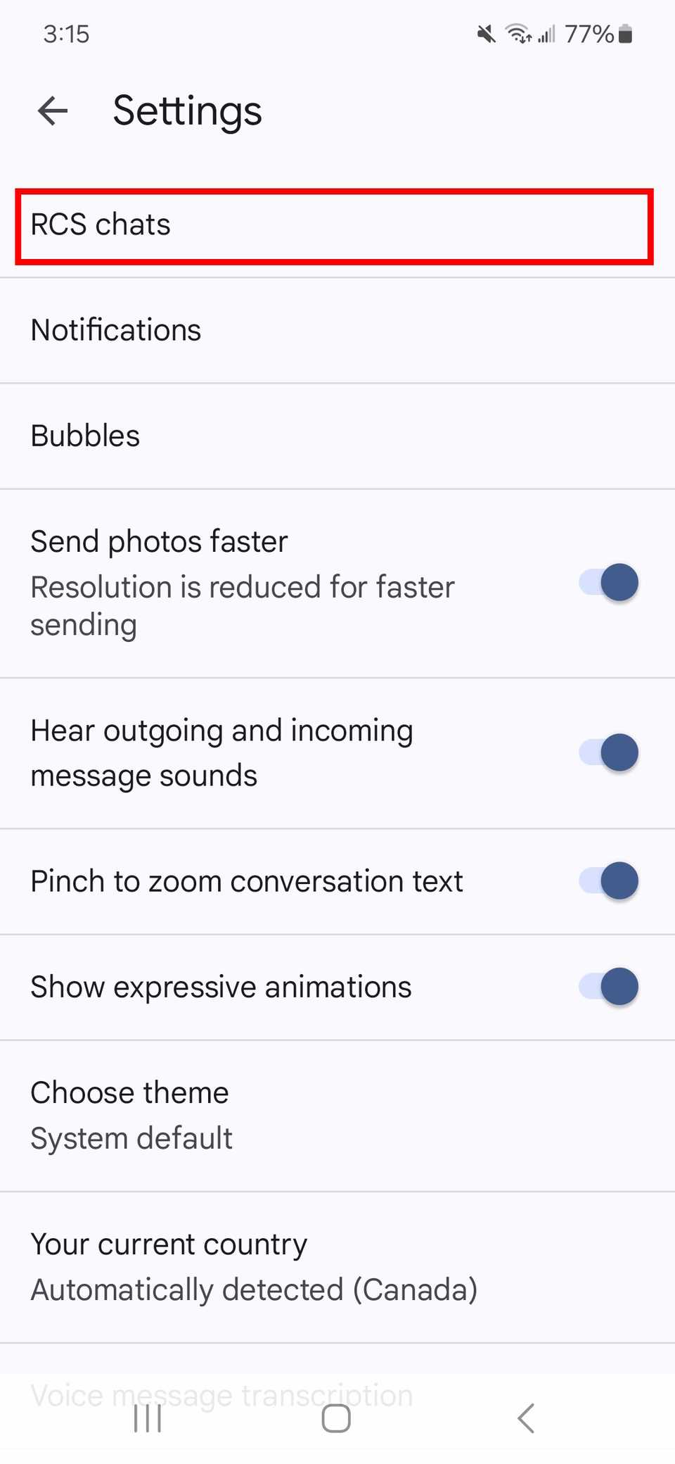 Contorno del rettangolo rosso che evidenzia le impostazioni della chat RCS nell'app Google Messaggi