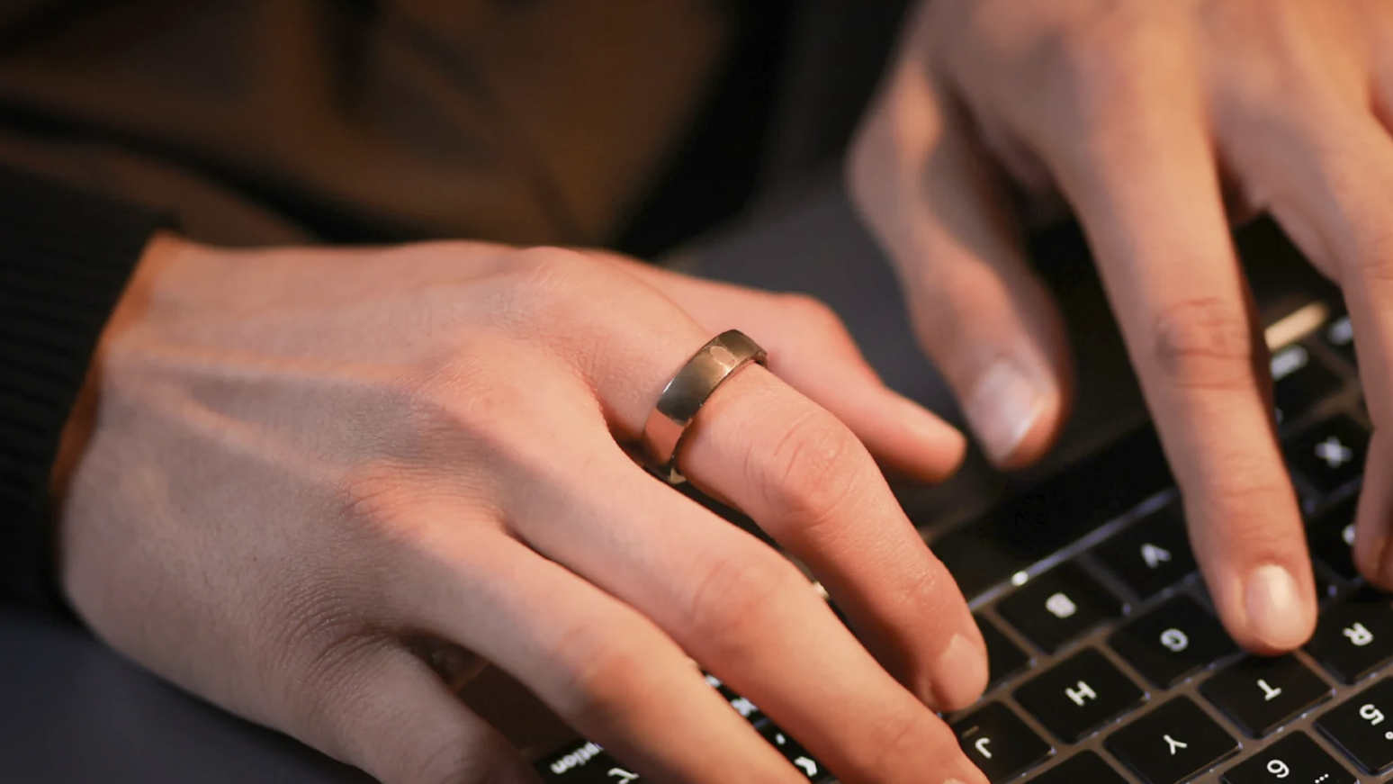 This new subscription-free smart ring undercuts Oura and the