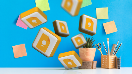 Vários logotipos do Google Keep em uma mesa com algumas anotações ao fundo.