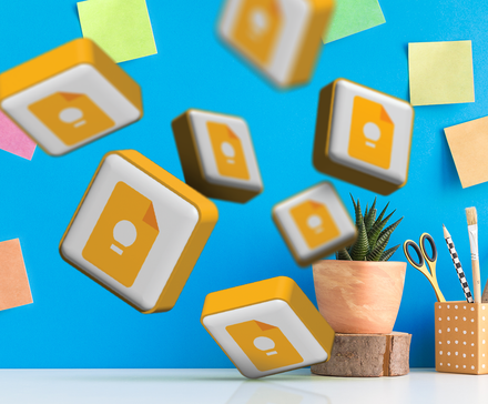 Vários logotipos do Google Keep em uma mesa com algumas anotações ao fundo.