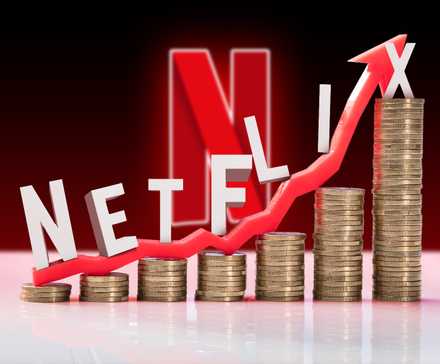 Algumas moedas com um gráfico ascendente, 'Netflix' escrito acima das moedas e o logotipo ao fundo.