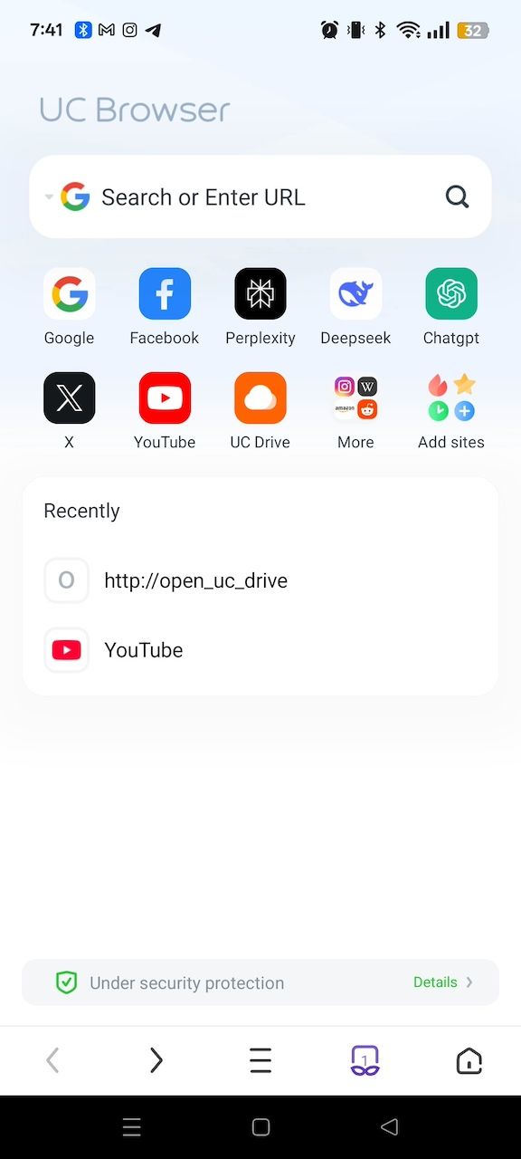UC Browser app home menu showing popular sites