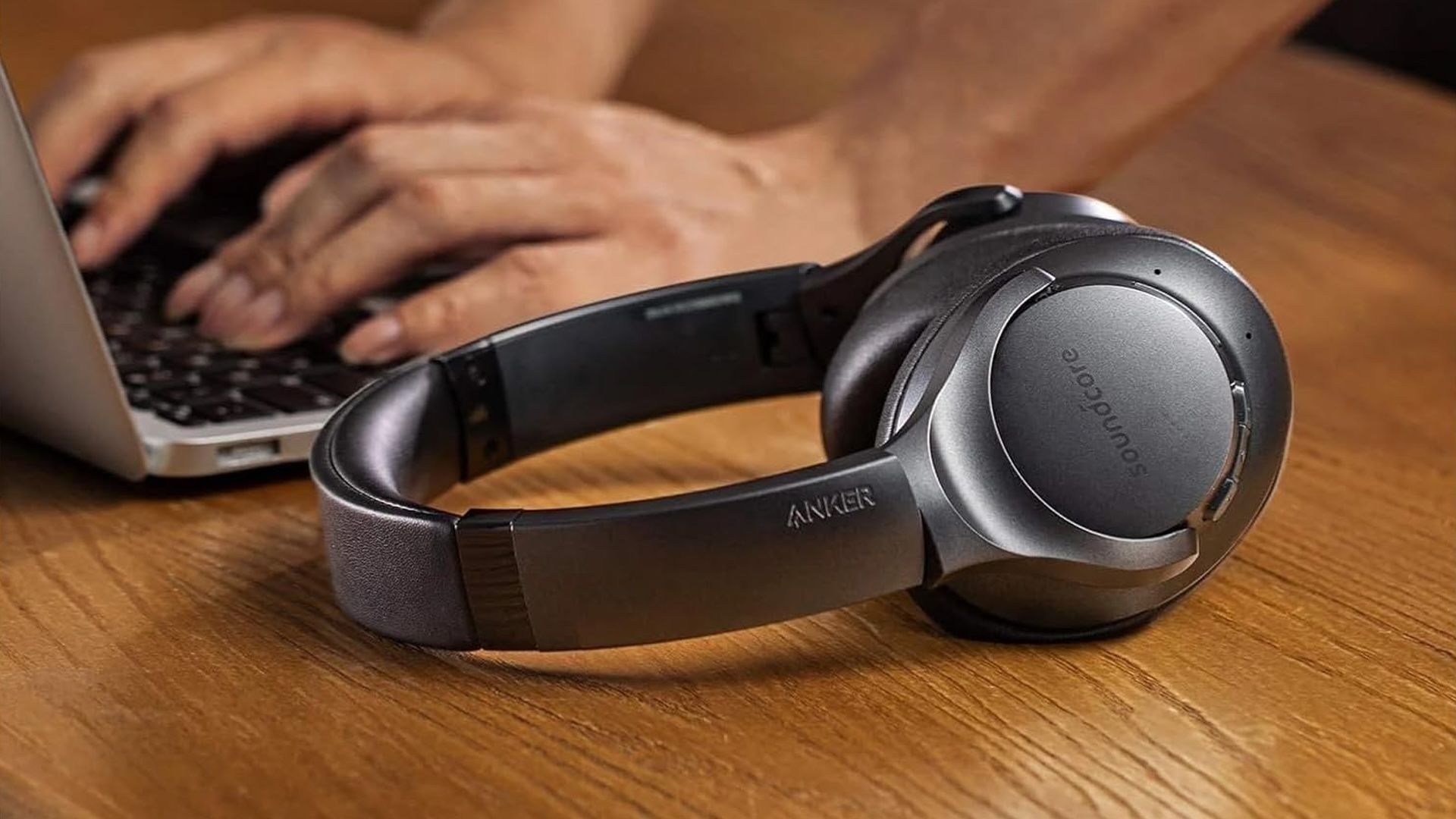 L'Anker Soundcore Life Q20 su un desktop.