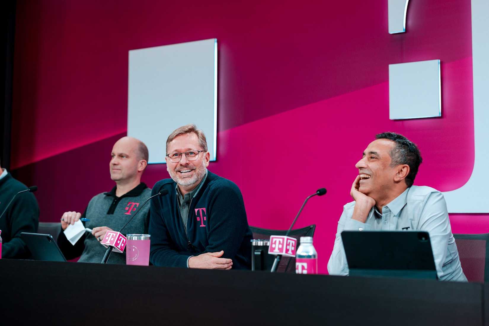 Líderes da T-Mobile sorrindo com o anúncio dos lucros do primeiro trimestre