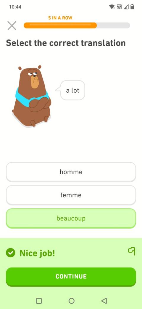 Screenshot dell'app Duolingo che mostra una lezione di francese