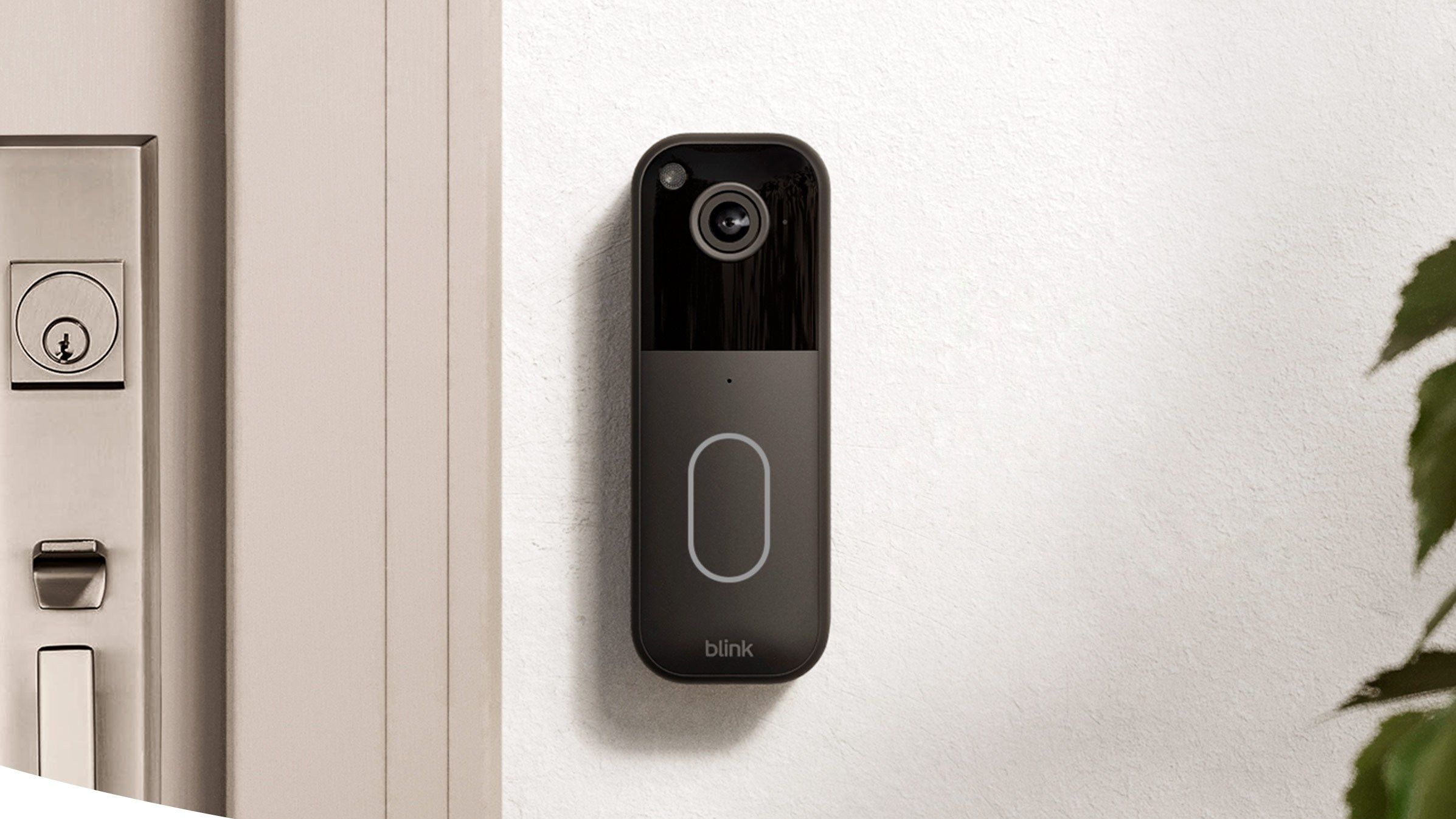 Un rendering del nuovissimo videocitofono Blink installato accanto a una porta.