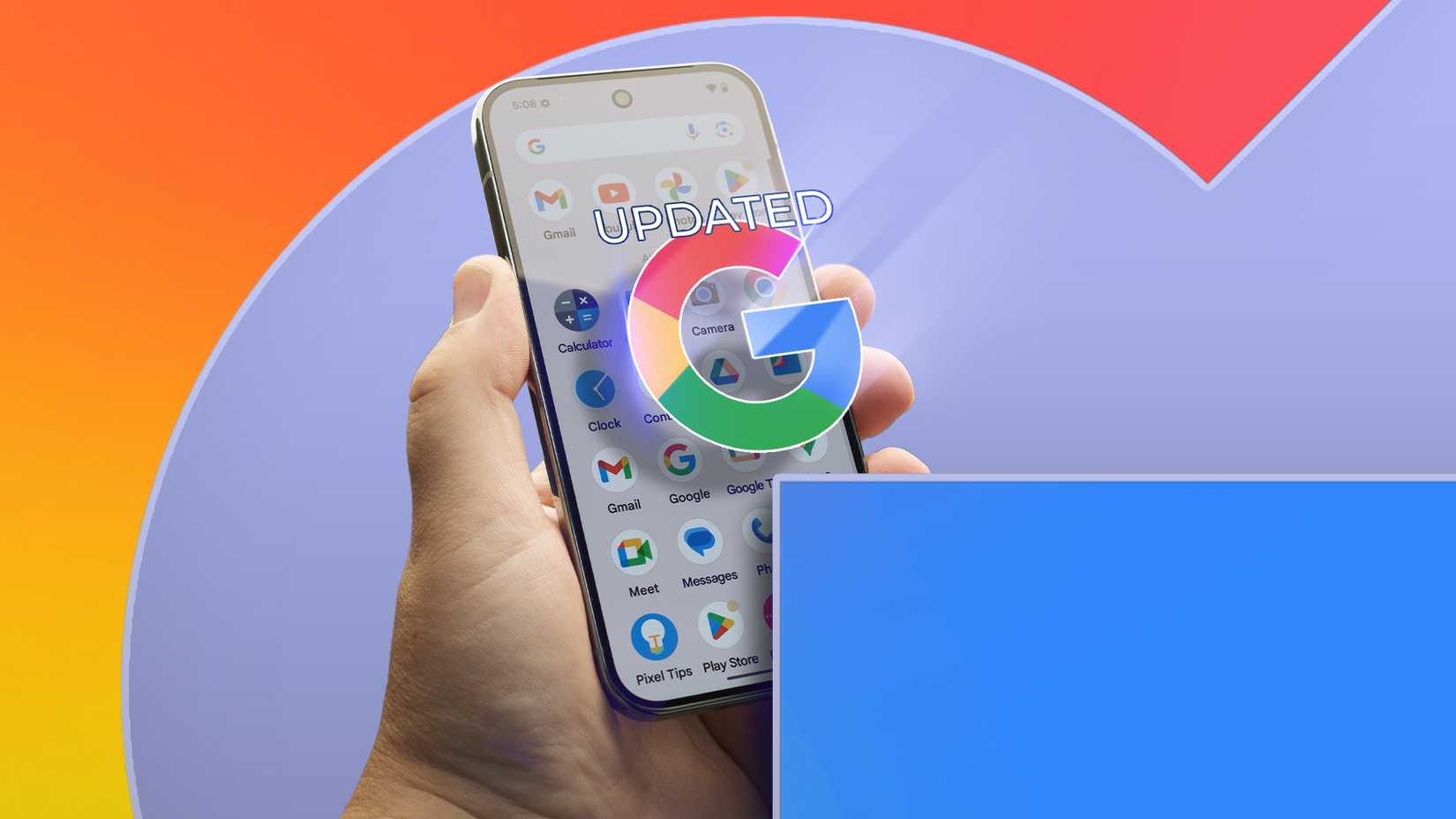 Uma mão segurando um Google Pixel com o logotipo do Google na frente da tela e ‘atualizado’ escrito acima.