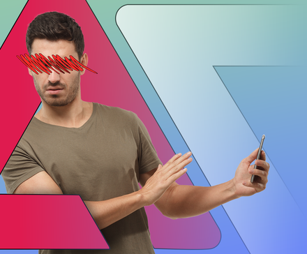 Um homem com rabiscos vermelhos nos olhos afasta o smartphone com uma expressão séria.