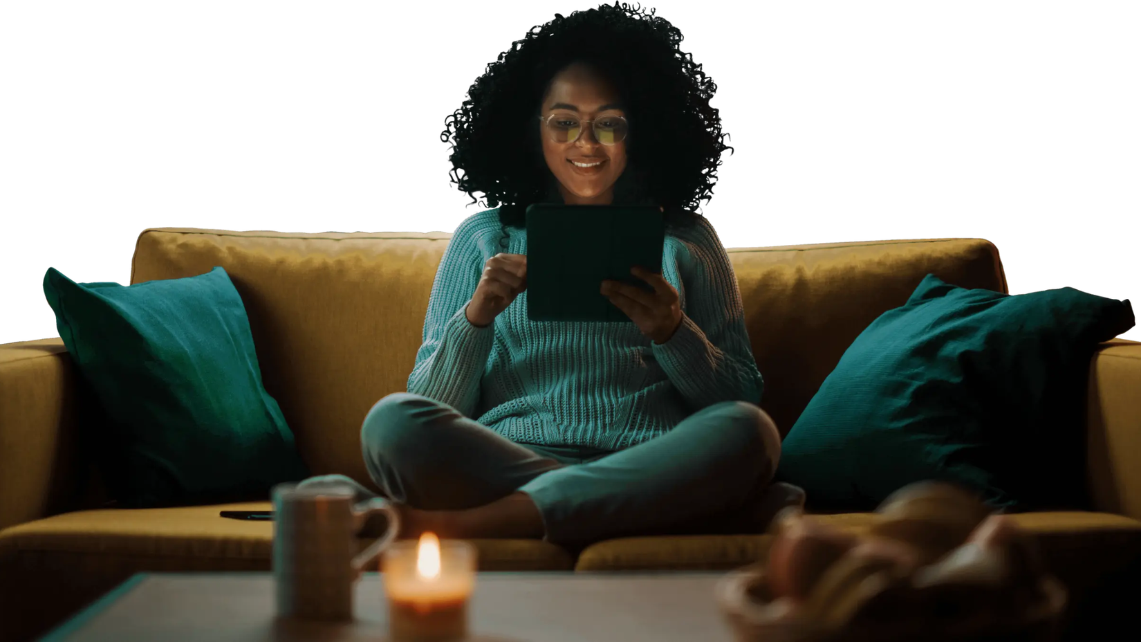 شخص على الأريكة يستخدم الكمبيوتر اللوحي