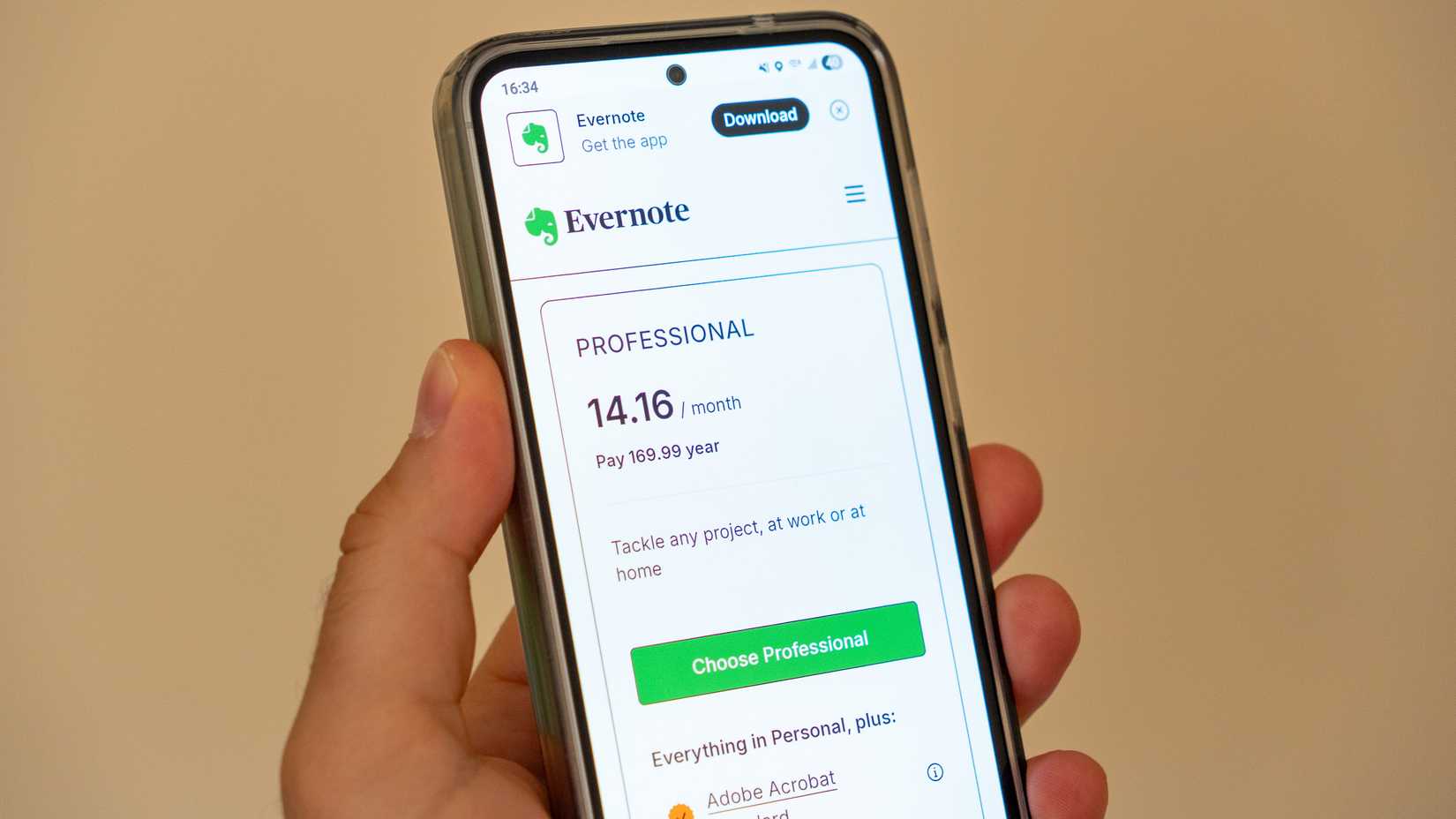 un telefono in mano che mostra un'opzione di abbonamento per Evernote
