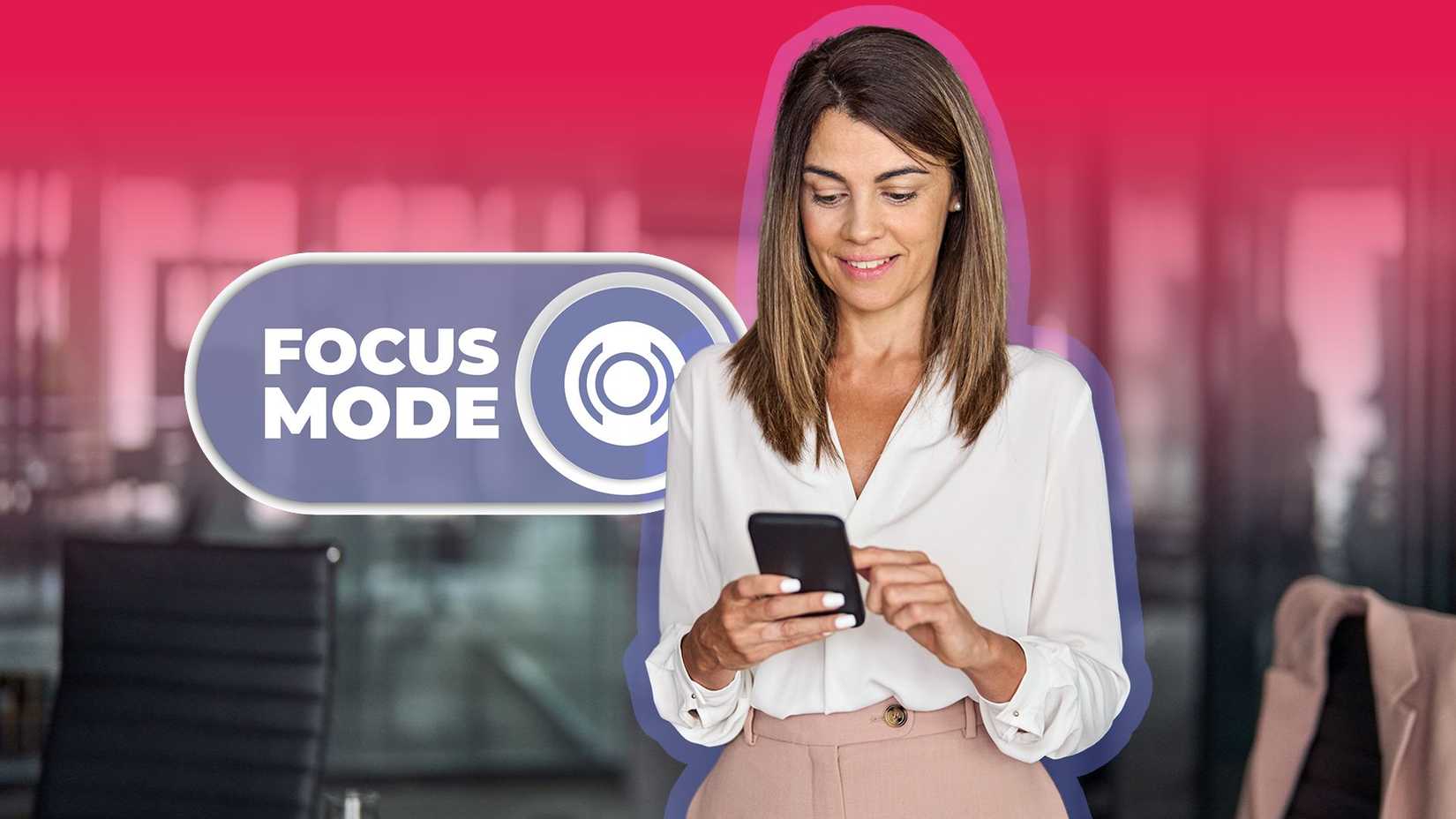 Uma mulher usando um smartphone em um escritório, com um grande ícone de alternância do 'Modo de foco' ao lado dela