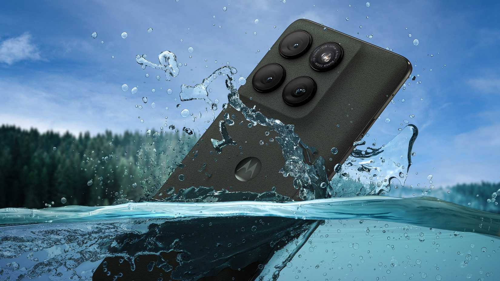 Moto Edge 2025 imerso em água