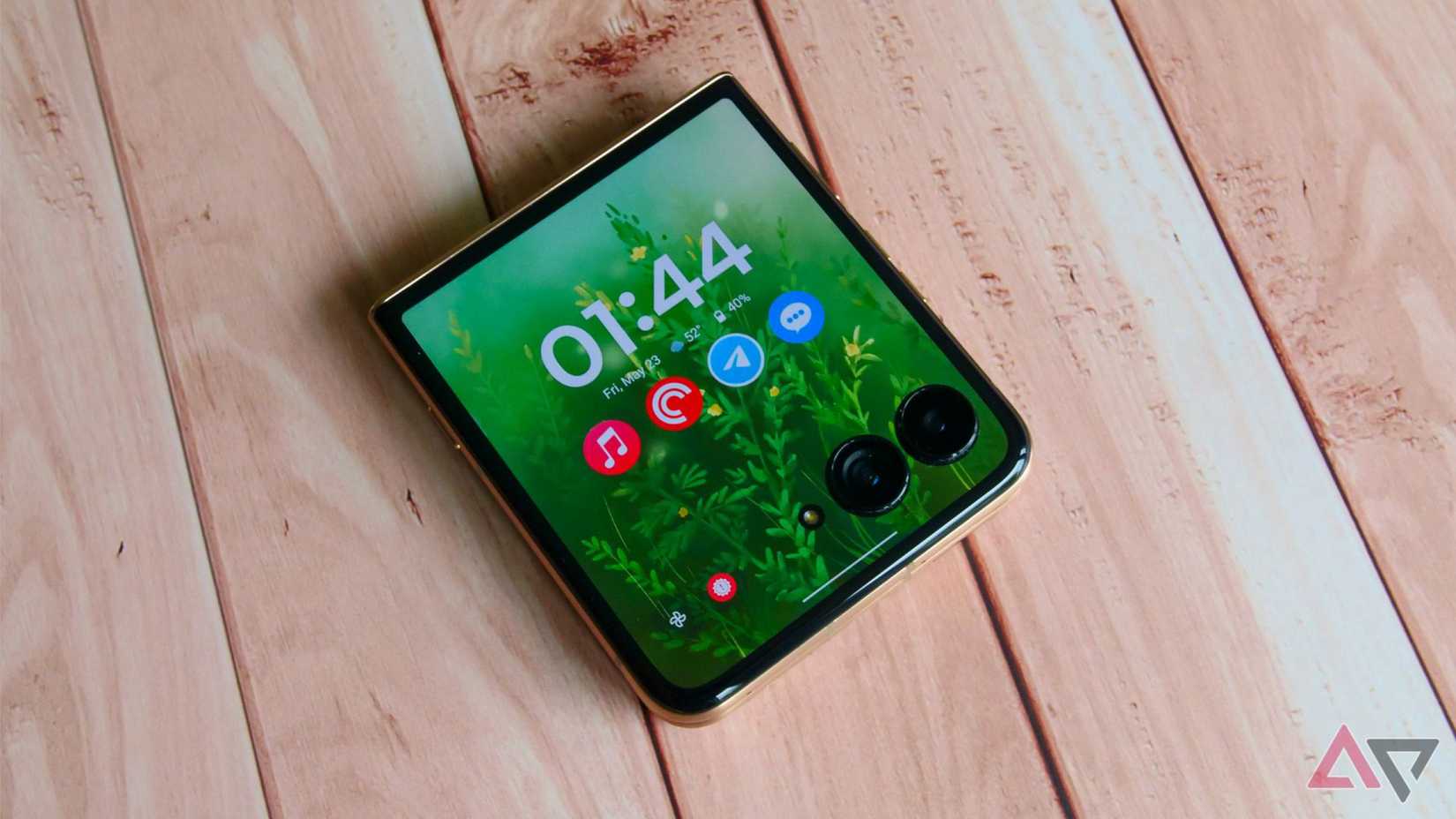 Motorola Razr Ultra 2025 em uma mesa de madeira