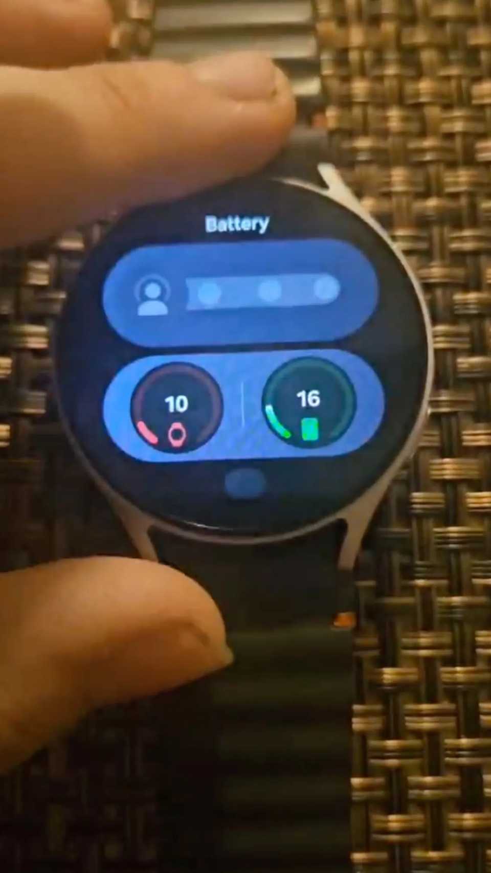 Smartwatch Tile View Example Galaxy Watch tiles and app drawer get a major overhaul in Samsung's new ...