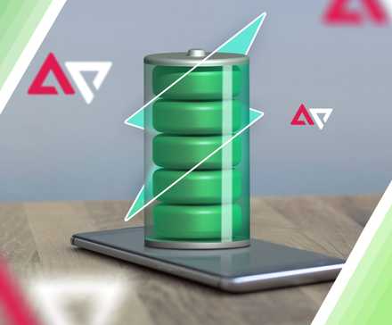 Um telefone sobre uma mesa com a bateria cheia acima da tela.