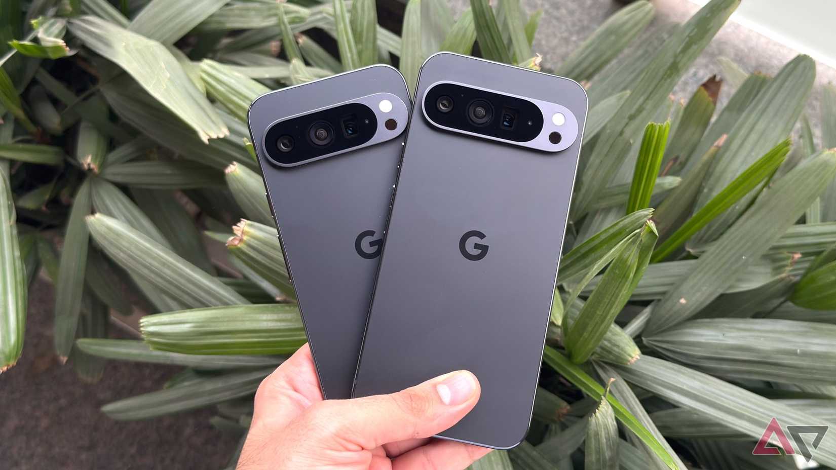 Una mano che tiene Google Pixel 9 Pro e Google Pixel 9 XL, confrontando le dimensioni dei due telefoni