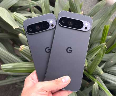 6 تعديلات على واجهة المستخدم Pixel أتمنى أن أعرفها عاجلاً 7 يد تحمل هاتفي Google Pixel 9 Pro وGoogle Pixel 9 XL، وتقارن بين حجم الهاتفين