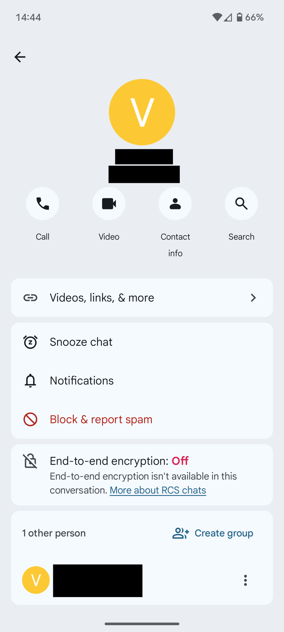 Uno screenshot che mostra l'attuale sezione del profilo del contatto di Google Messaggi in modalità luce