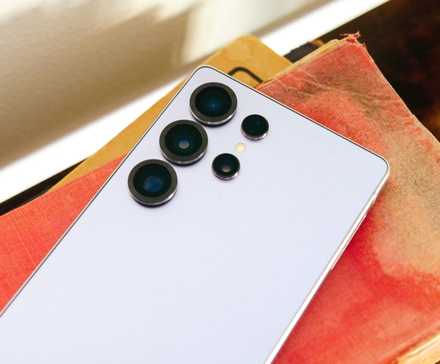 Samsung Galaxy S25 Ultra virado para baixo em cima de livros