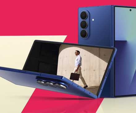 Samsung Galaxy Z Fold 7, com um dispositivo em pé e outro parcialmente dobrado, contra um fundo vermelho e bege