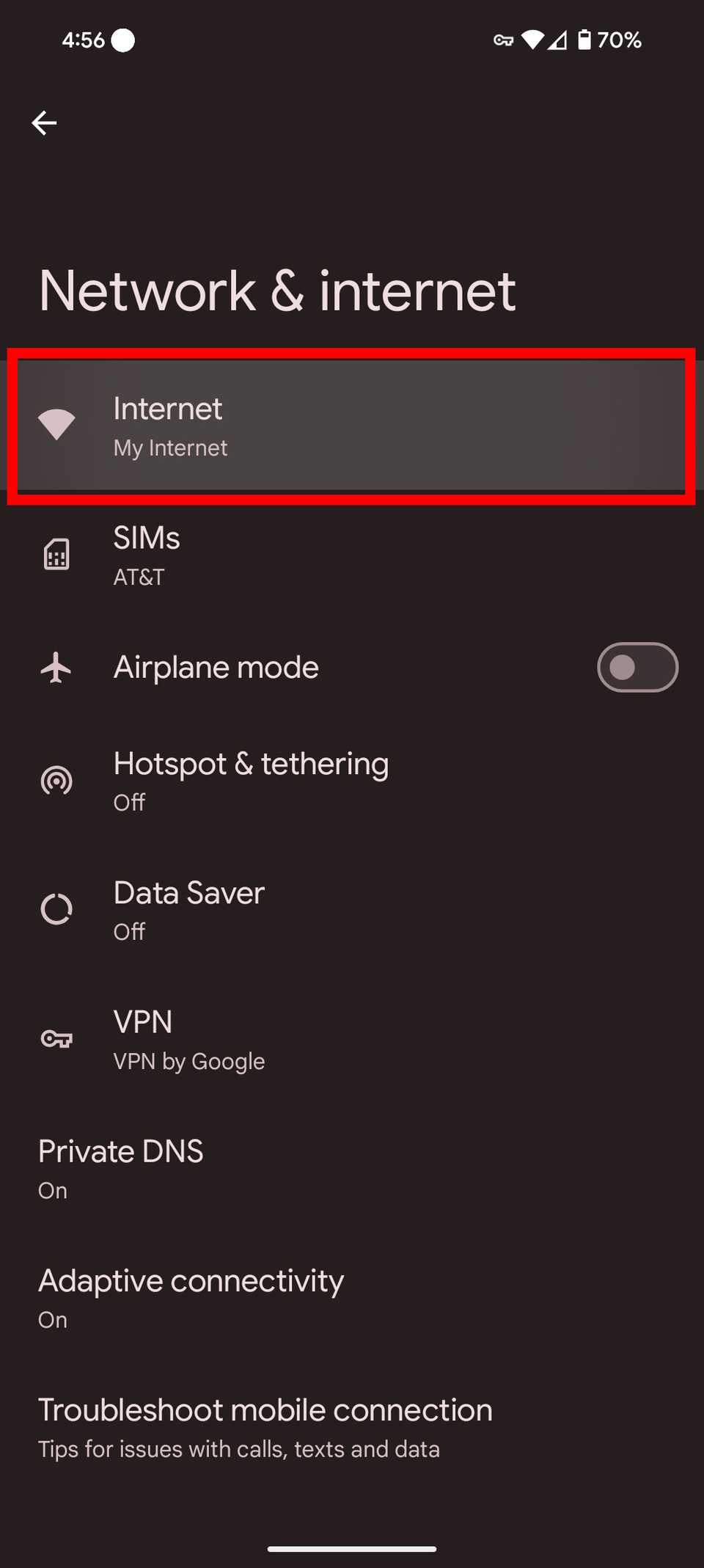 Contorno rettangolare rosso che evidenzia l'opzione Internet nelle impostazioni Rete e Internet su Android 15