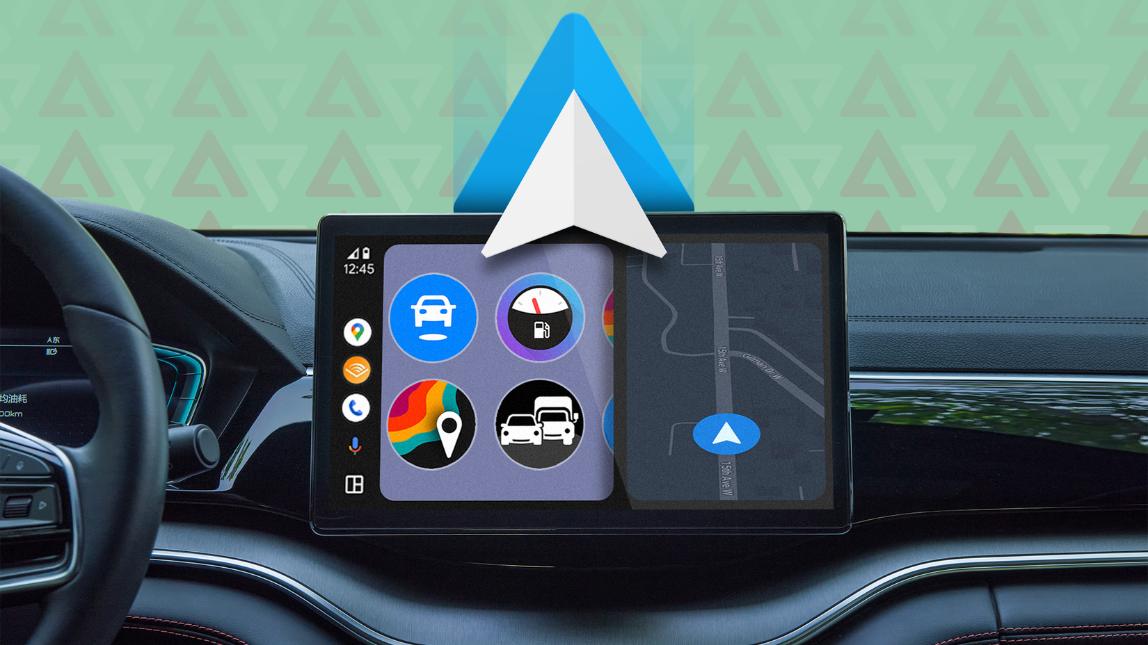 O display do painel do carro mostra a interface do Android Auto com vários ícones de aplicativos e um mapa de navegação, coberto por um grande logotipo do Android Auto.