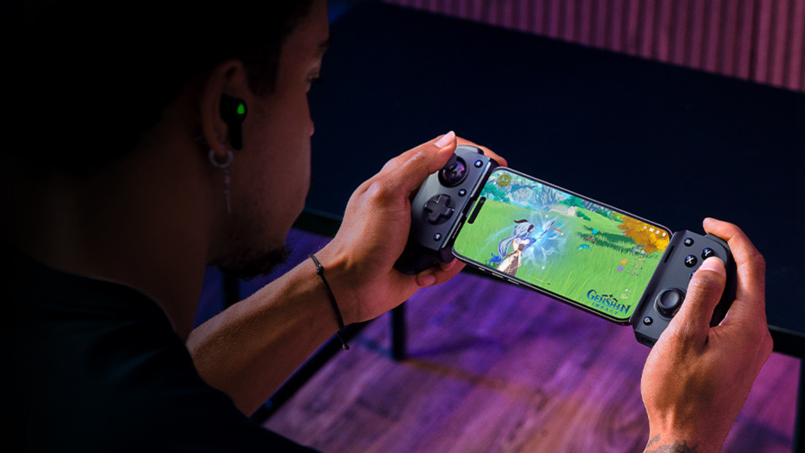 Person using Razer Kishi V3