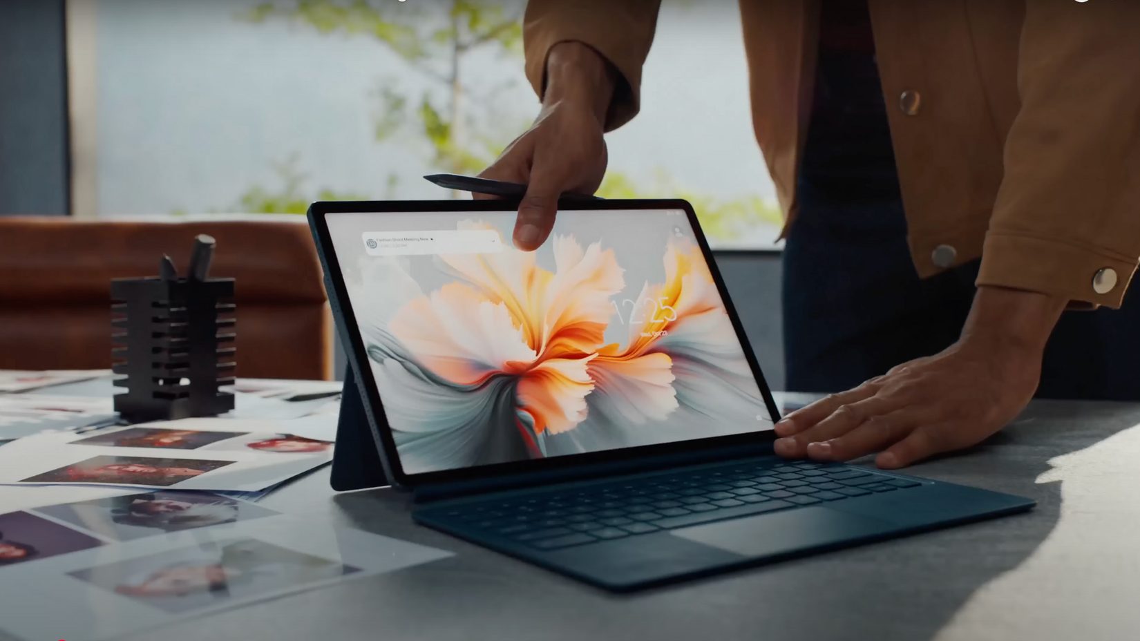 Persona con in mano Lenovo Yoga Tab Plus