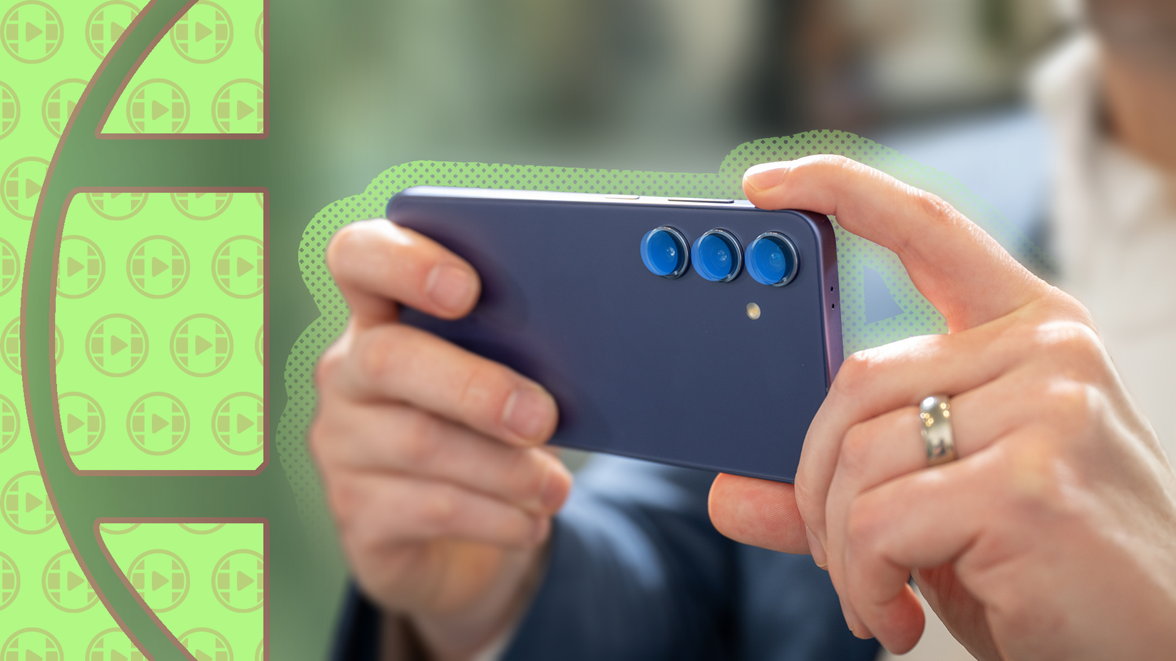 لماذا أصبح اختصار One UI الذي تم الاستخفاف به هو الميزة المفضلة لدي لعام 2025 1 شخص يحمل هاتفًا ذكيًا من سامسونج في الوضع الأفقي، جاهزًا لتسجيل الفيديو، مع عرض العديد من أيقونات عرض المخرج على اليسار.