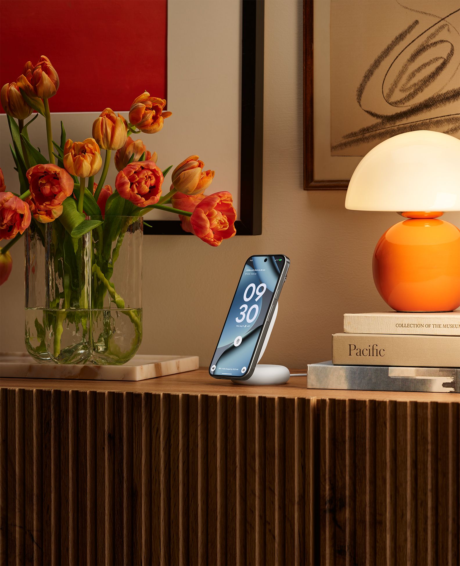 Un caricabatterie Pixelsnap con supporto collegato a un telefono