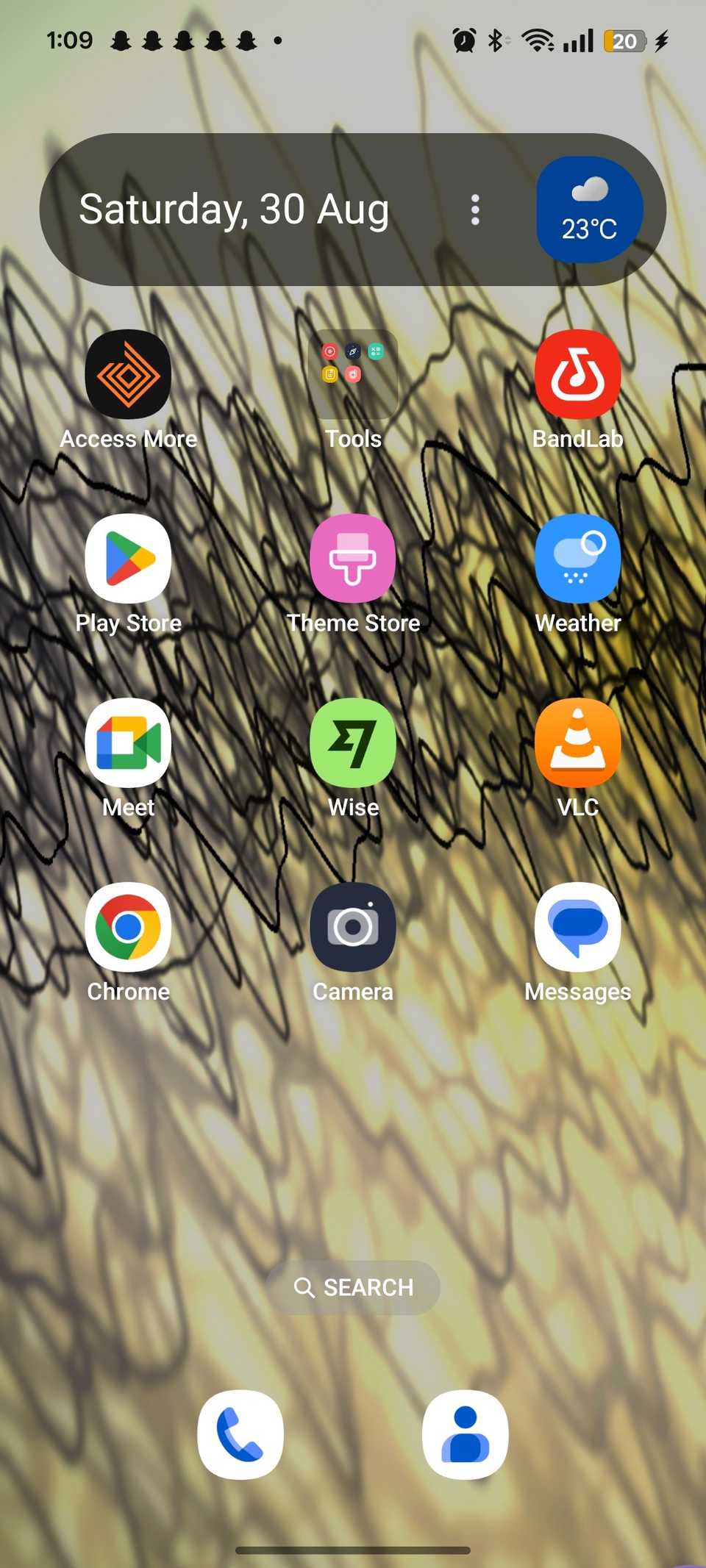 Android主屏幕显示镀金墙纸,上面有几份涂鸦