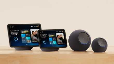 Uma linha de monitores e alto-falantes Amazon Echo