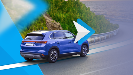 SUV blu che guida su una strada costiera con un grande logo Android Auto sovrapposto all'immagine.