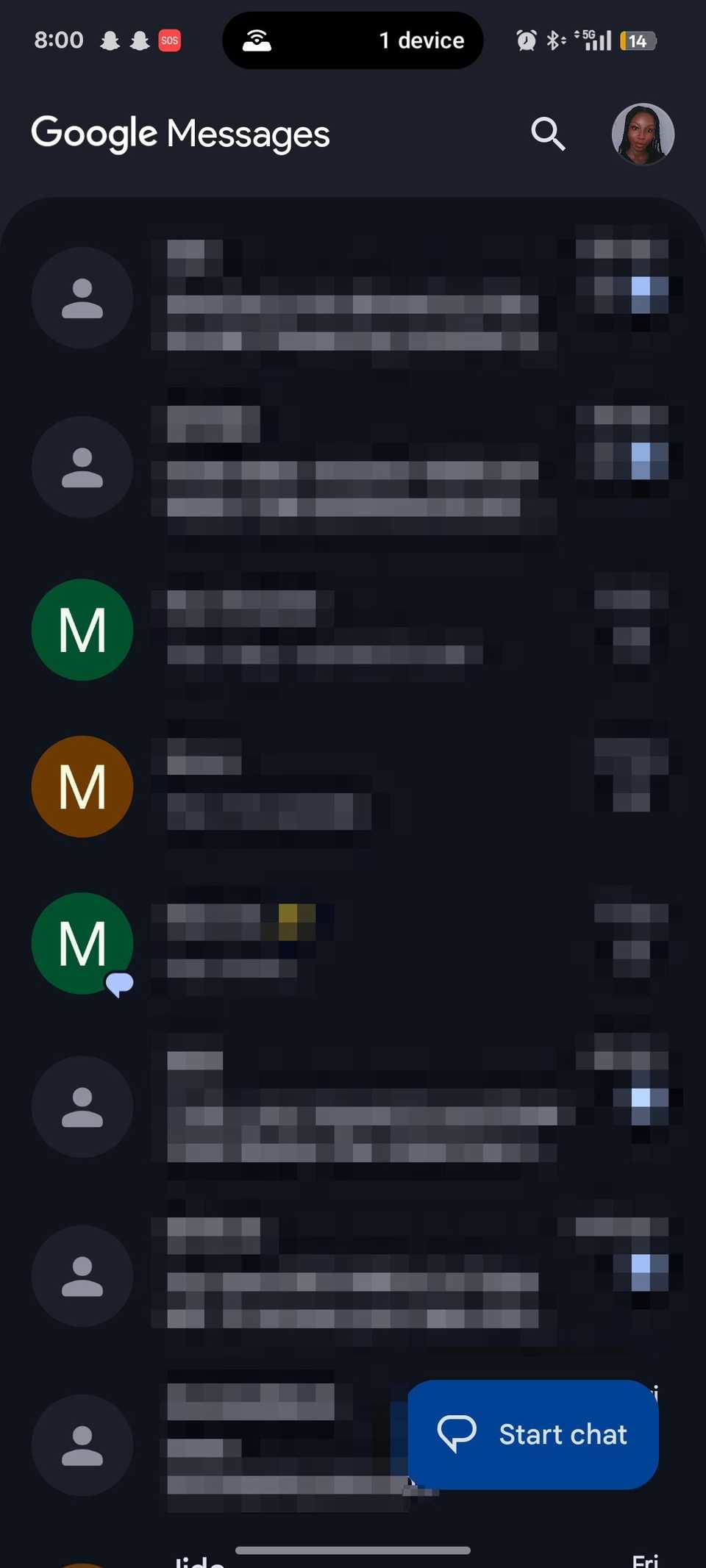 Το σκούρο θέμα του Google Messages (περισσότερο από σκούρο γκρι) εφαρμόστηκε στην εφαρμογή και προβλήθηκε από το κύριο μενού