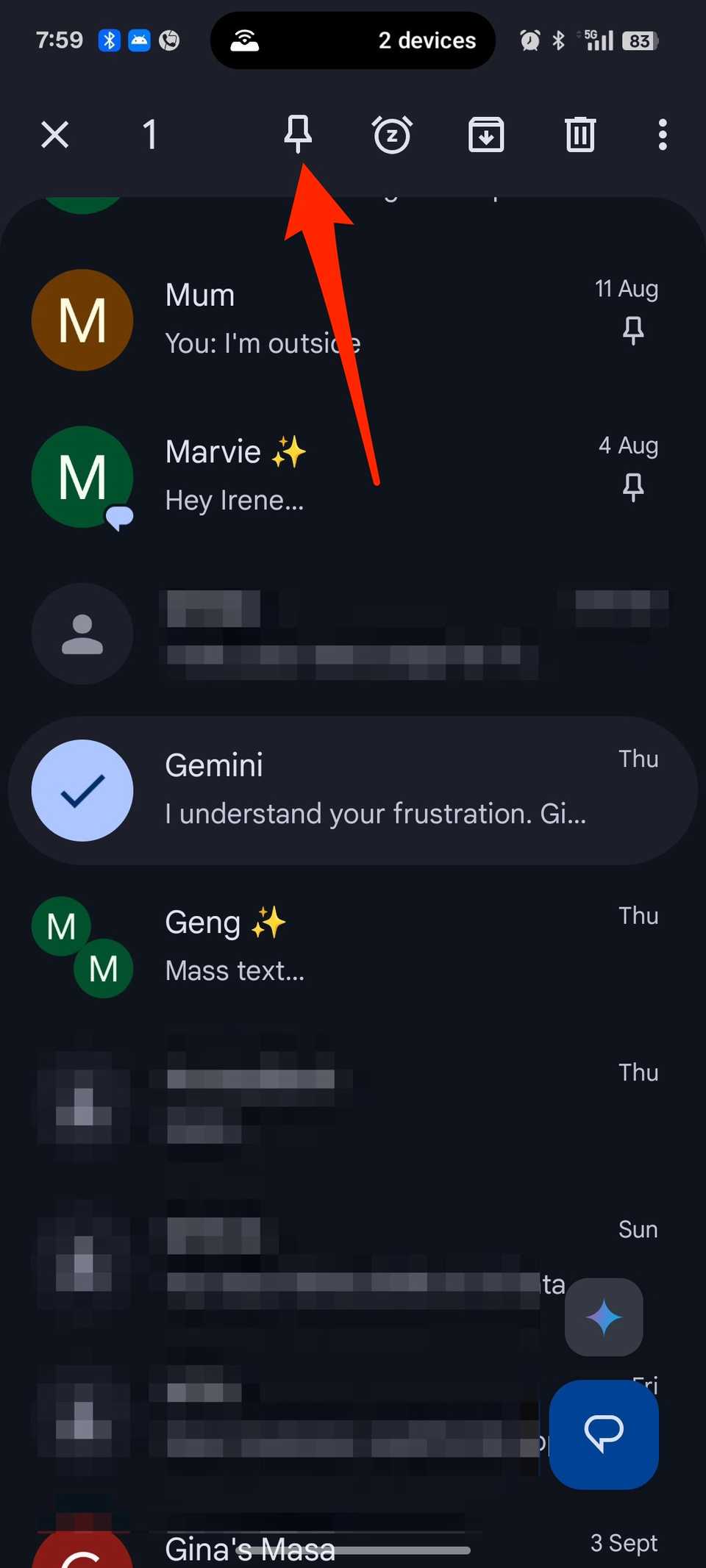 Arqueira vermelha aponta para o ícone PIN no aplicativo do Google Message