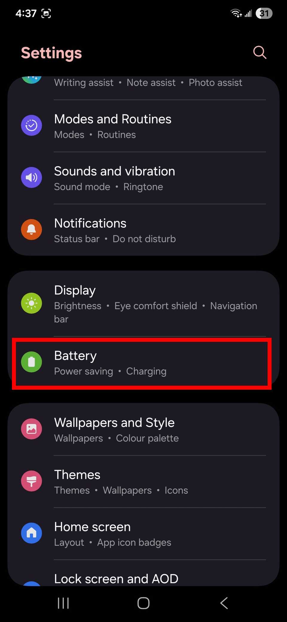 مخطط مستطيل أحمر يسلط الضوء على البطارية في إعدادات Samsung على One UI 8