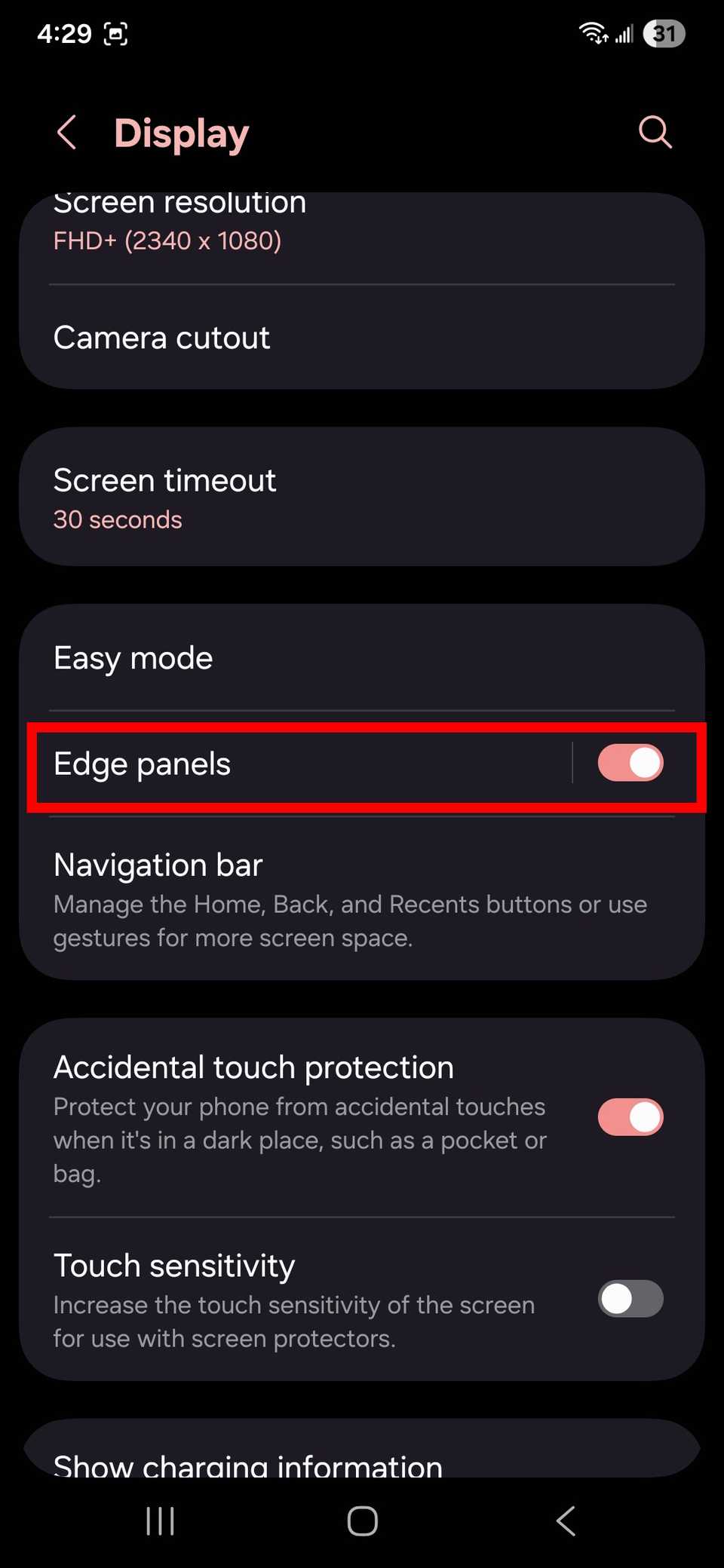 Il contorno del rettangolo rosso che evidenzia i pannelli Edge si attiva/disattiva nelle impostazioni di visualizzazione su One UI 8