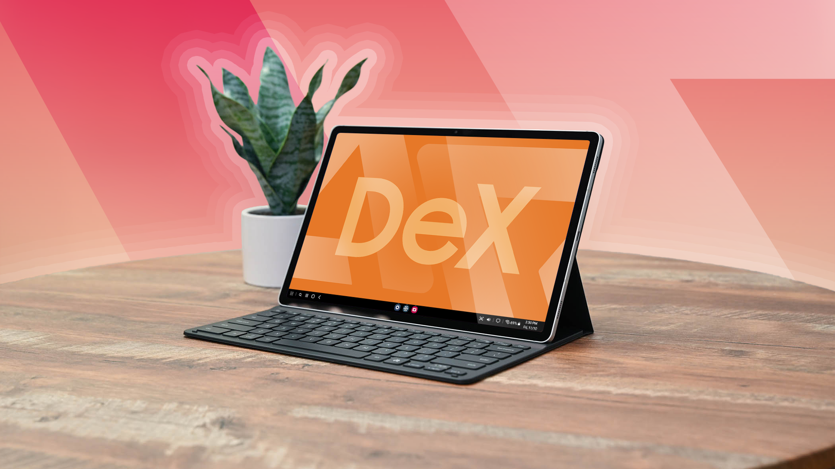 Samsung Galaxy Tab no modo DeX em uma mesa de madeira, presa a um teclado, mostrando o logotipo DeX na tela.