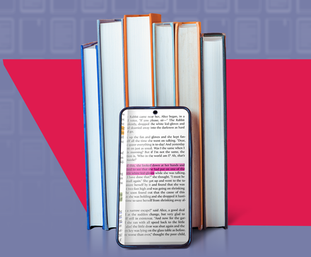 Smartphone exibindo um e-book, colocado em frente a uma fileira de livros físicos